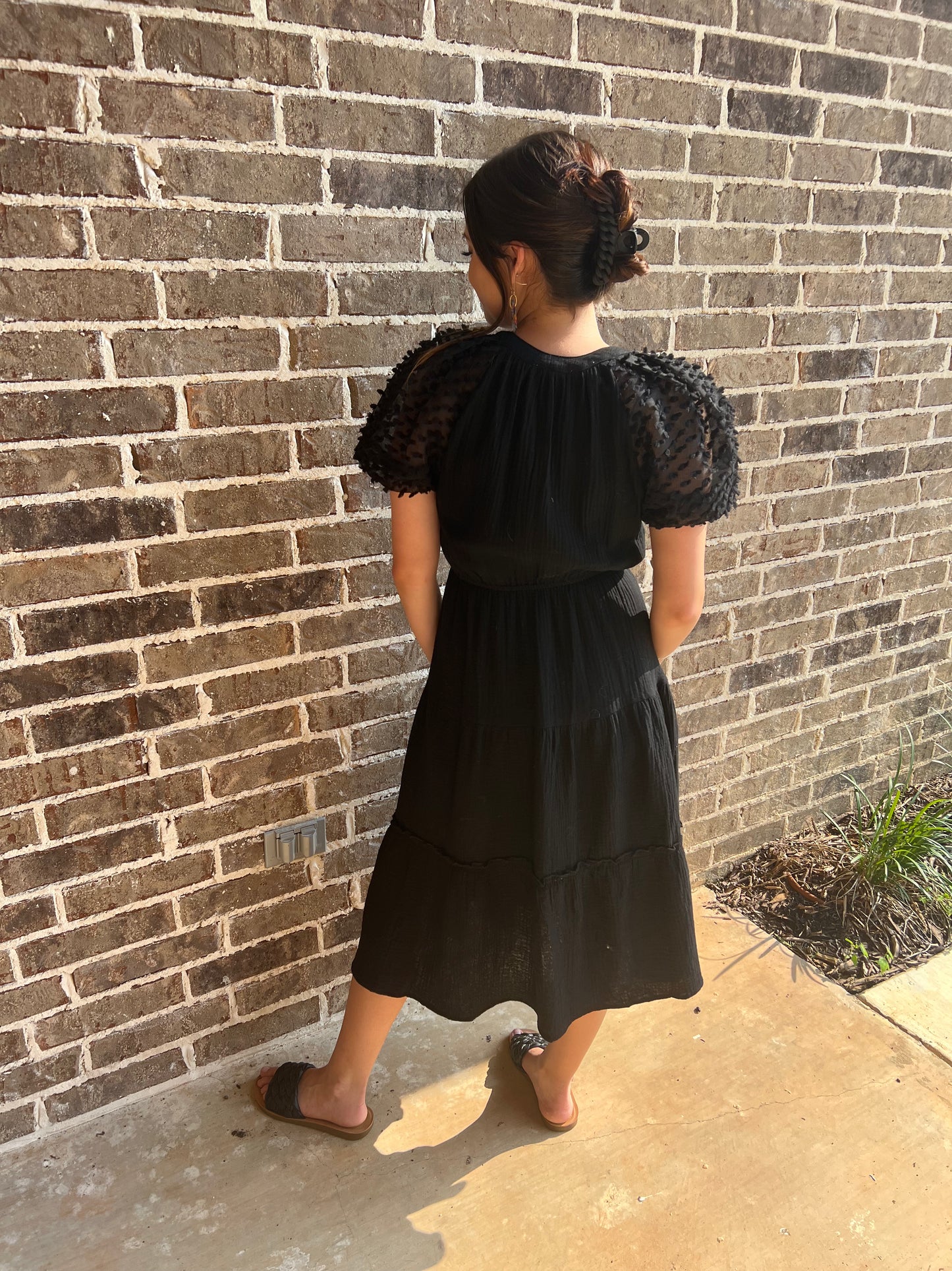 Puffed sleeve tiered midi dress - black