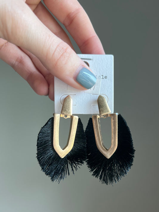 Lucky me earrings- black