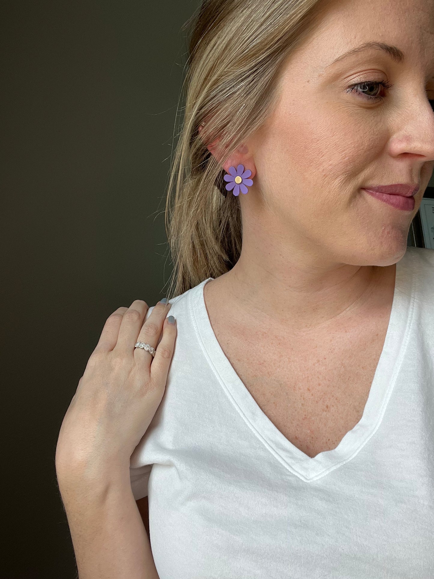 Daisy studs- 2 colors