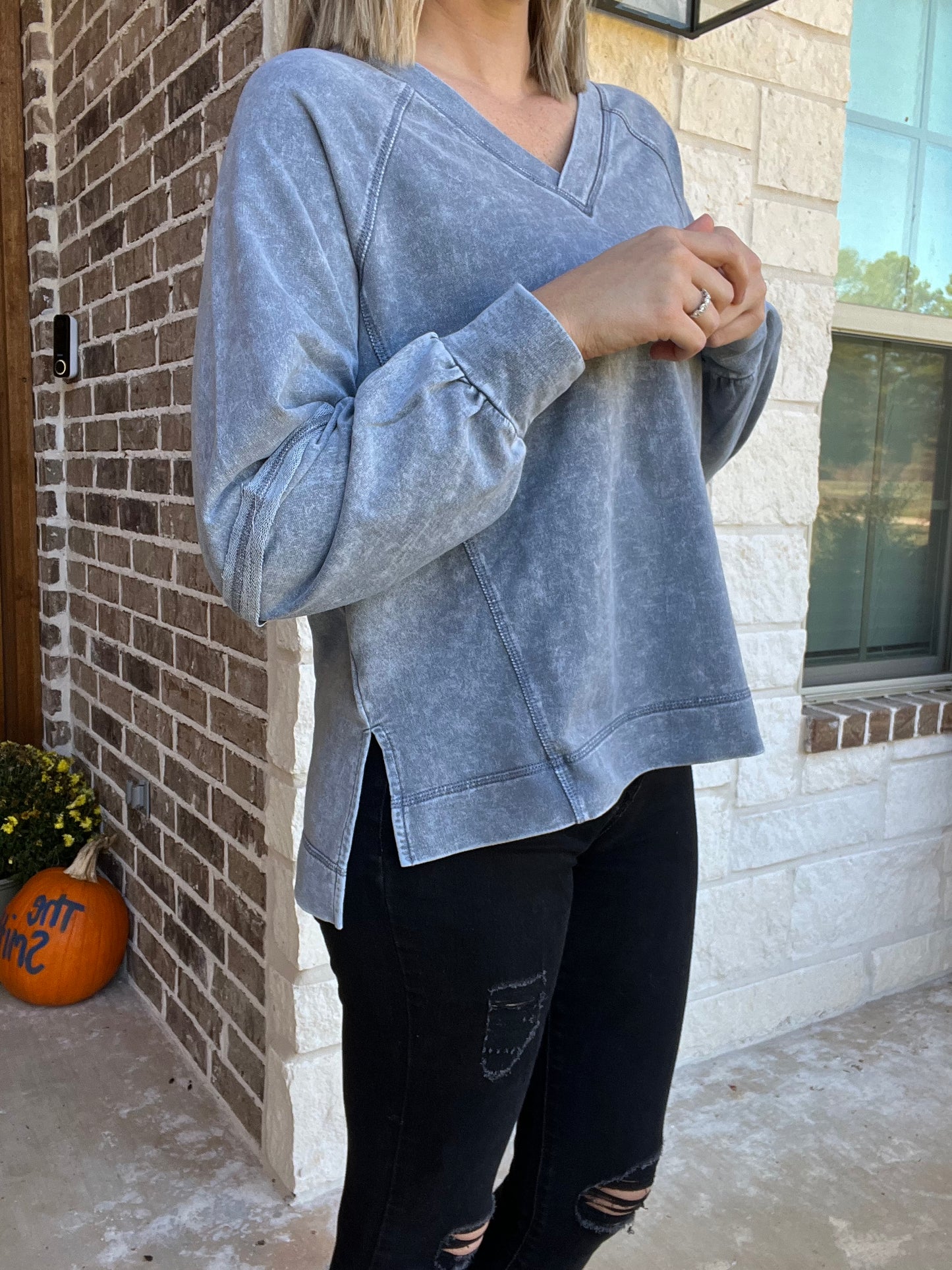 WASHED V NECK EXPOSED SEAM LONG SLEEVE TOP