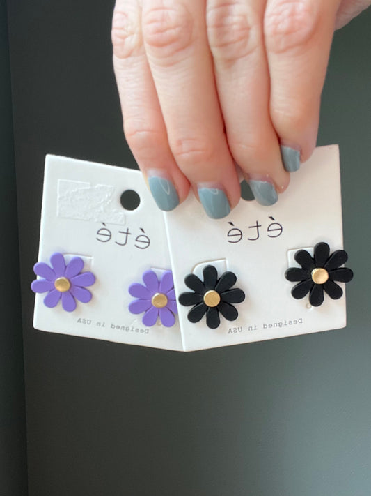 Daisy studs- 2 colors